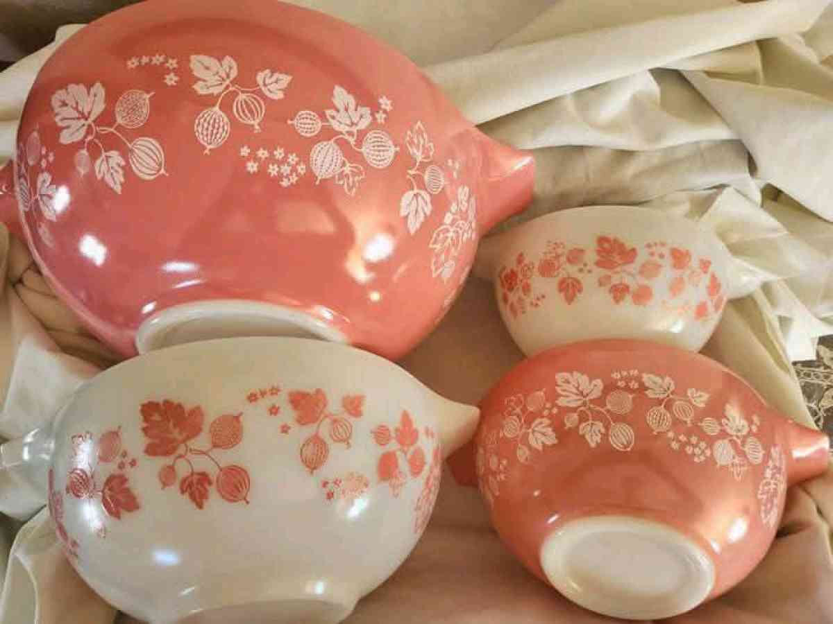 pink pyrex set and turquoise pyrex set - Springfield, Ohio - FleaMarketBay