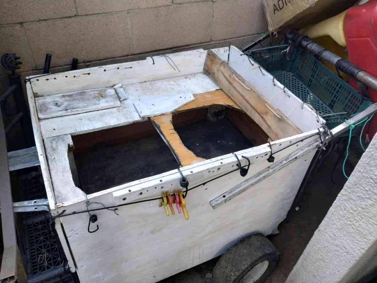 es un carro de elotes y raspados chicharrones - Pasadena, California