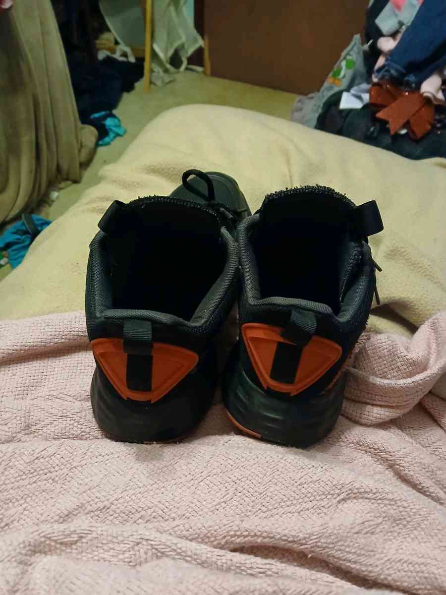 Adidas black white red - Dayton, Ohio - FleaMarketBay