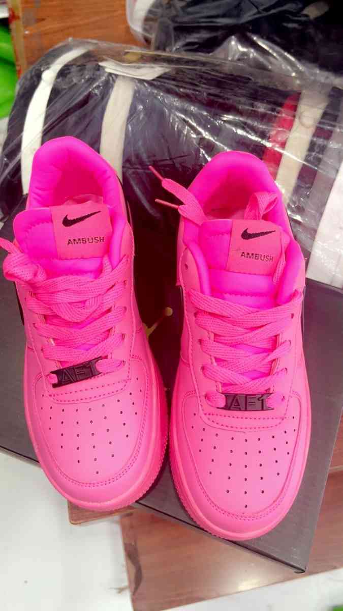 Brand new Nike sneakers pink color - Elmont, New York - FleaMarketBay
