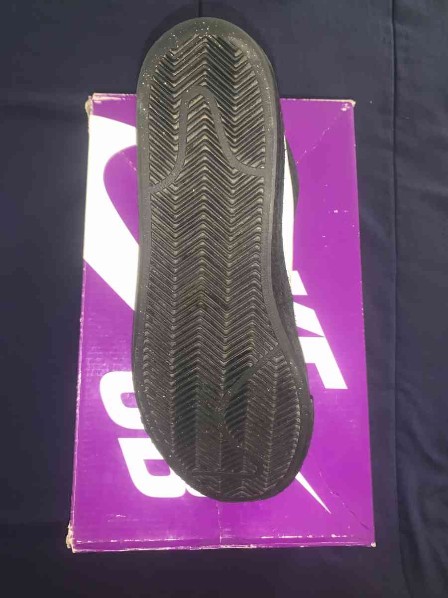 NIKE SB ZOOM BLAZER MIDS BLACK AND WHITE - Bakersfield, California - FleaMarketBay