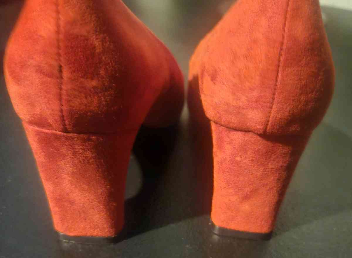unisa red short heel sz 95 - Ashaway, Rhode Island - FleaMarketBay