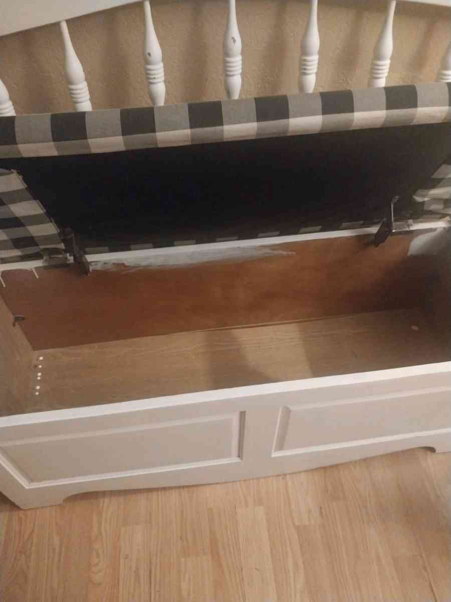 White Entryway Bench - Jackson, Missouri - FleaMarketBay