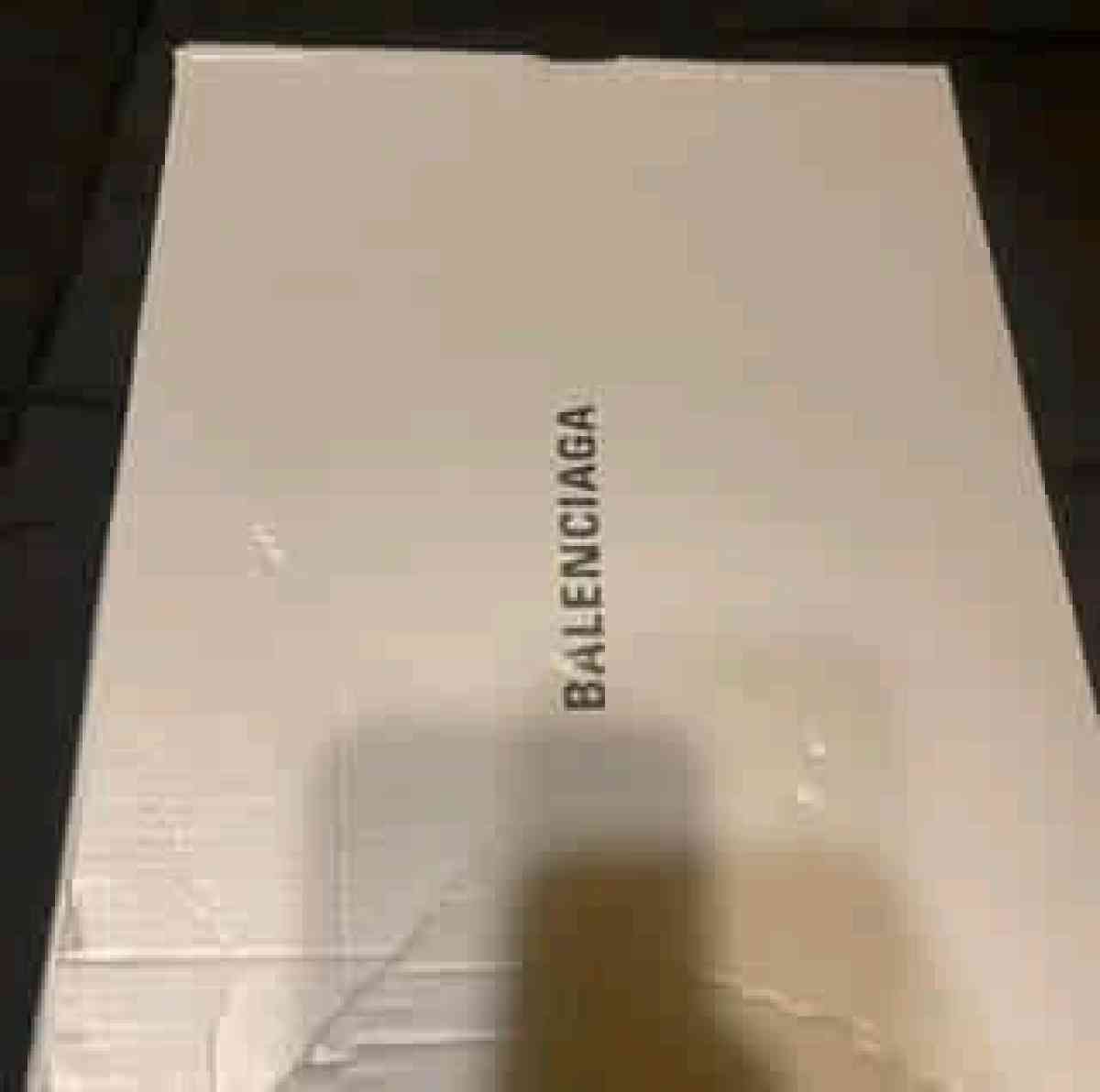 black and red runnere - Lithonia, Georgia - FleaMarketBay