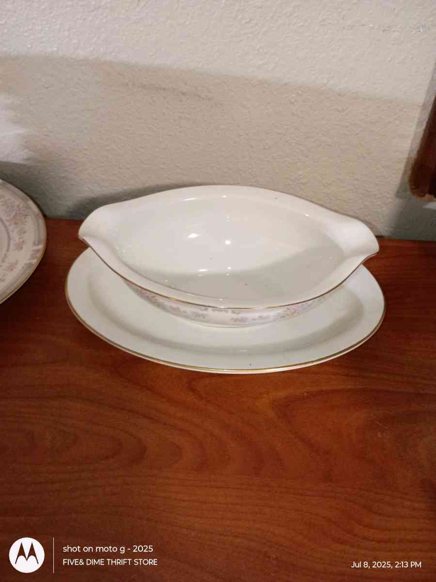 Southampton fine china over 30 piece - Richmond, Virginia - FleaMarketBay