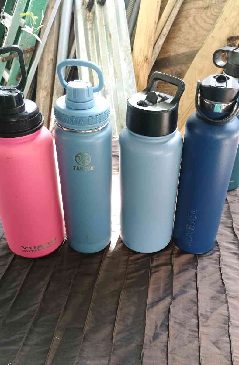 Stainless steel water bottles 16 pieces for 6000 or 500 each - Galveston, Texas - FleaMarketBay