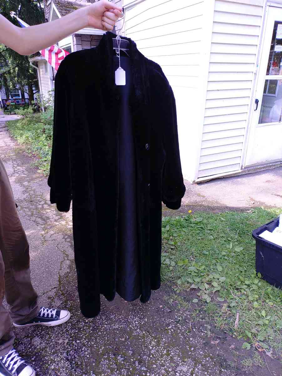 Casual Corner Faux Fur - Maple Heights, Ohio - FleaMarketBay