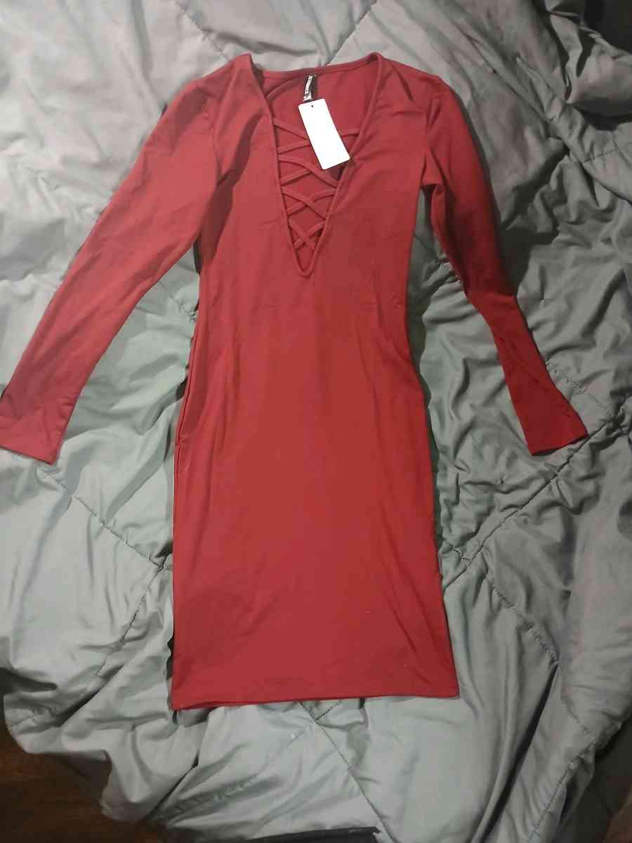 Ladies NWT size small burgany dress - Ahoskie, North Carolina