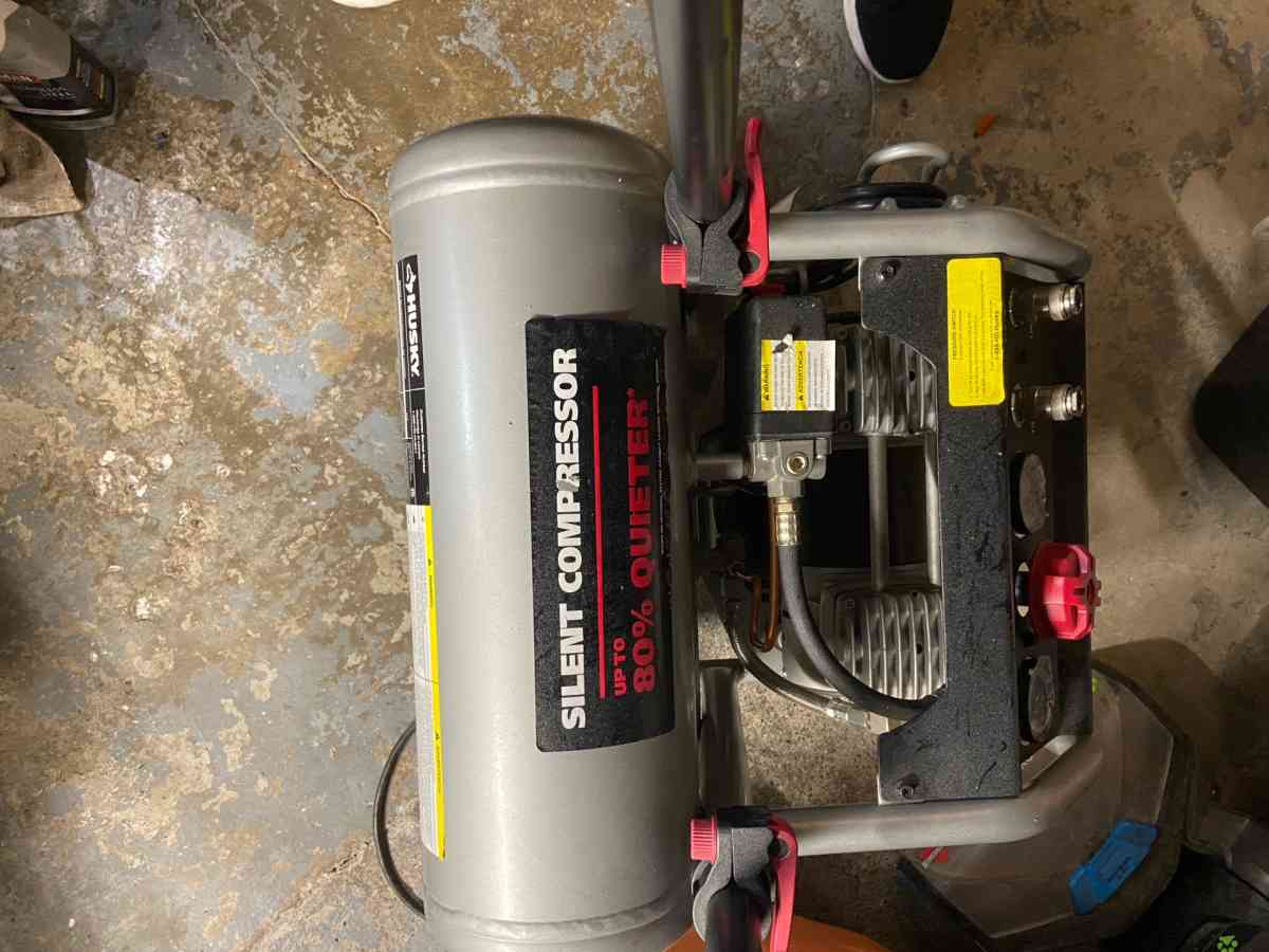 Husky45 Gal 175 PSI Portable Electric OilFree Quiet Twin Sta - Altoona, Pennsylvania - FleaMarketBay