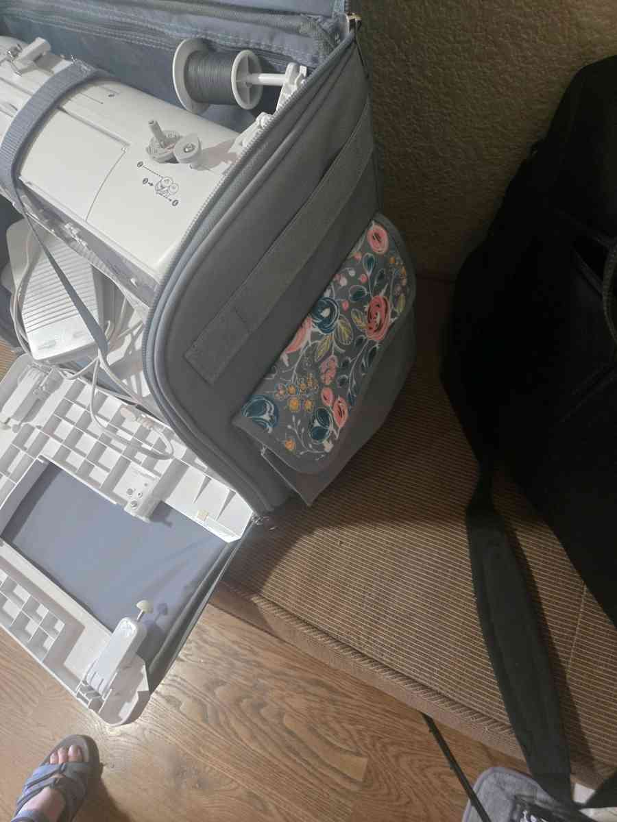 sewing machine - Cheyenne, Wyoming - FleaMarketBay