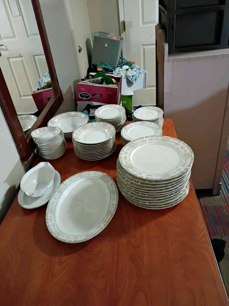 Southampton fine china over 30 piece - Richmond, Virginia - FleaMarketBay