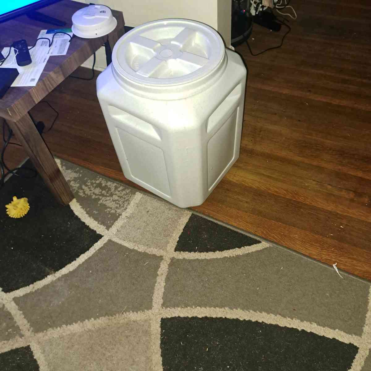 Gamma 2 Vittles pet food storage container - Indianapolis, Indiana - FleaMarketBay