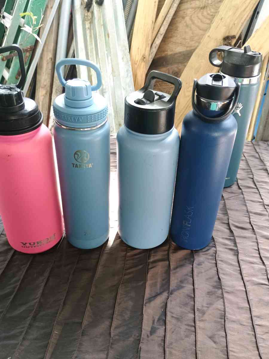 Stainless steel water bottles 16 pieces for 6000 or 500 each - Galveston, Texas - FleaMarketBay