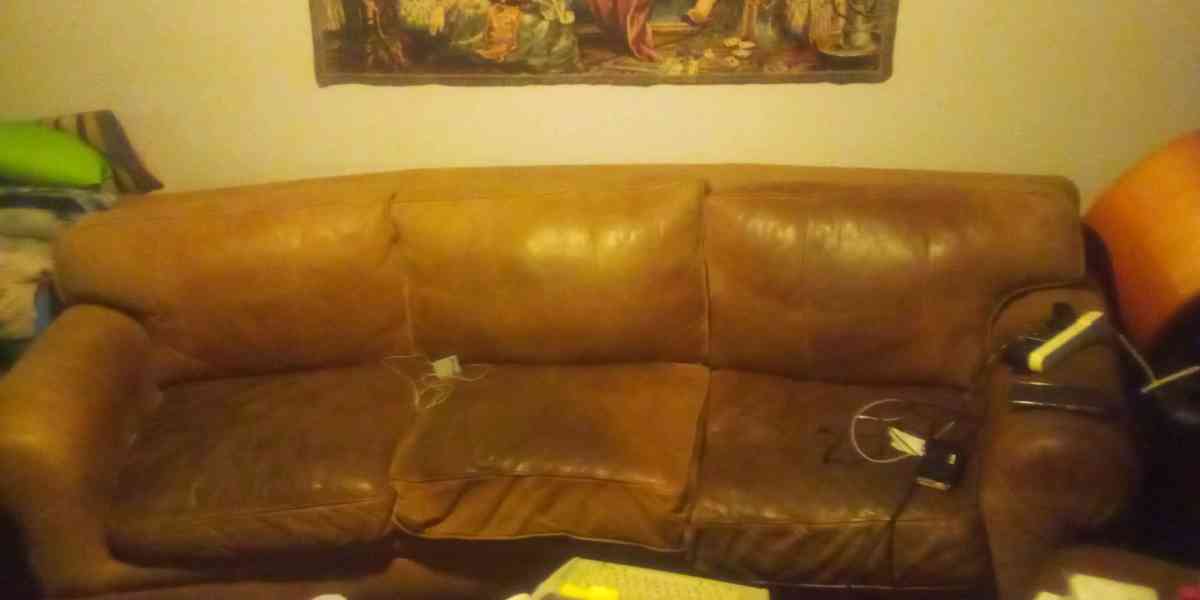 MAJESTIC LEATHER COUCH MUST GO ASAP - Oklahoma City, Oklahoma - FleaMarketBay