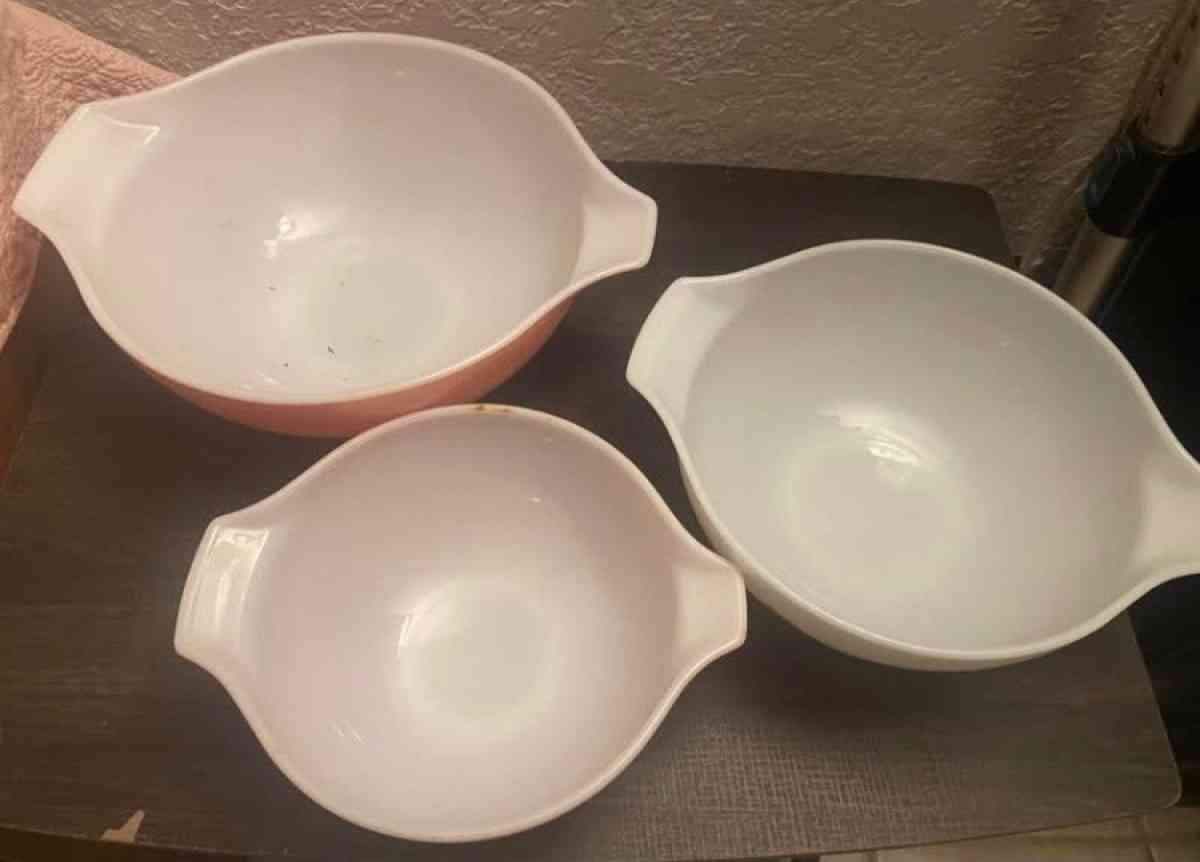 pink pyrex collection - Adamsville, Ohio - FleaMarketBay