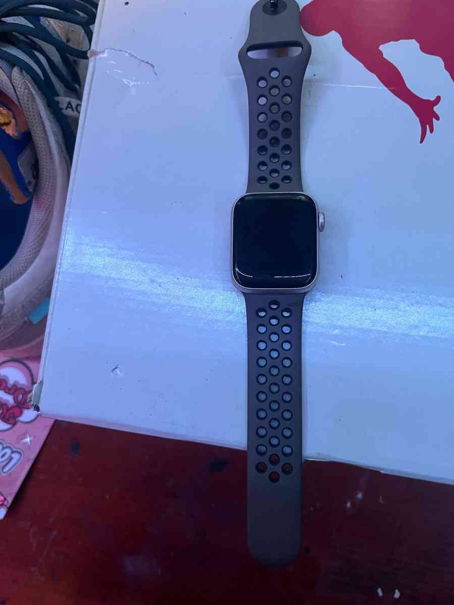 Apple Watch SE unlocked - New Haven, Connecticut - FleaMarketBay