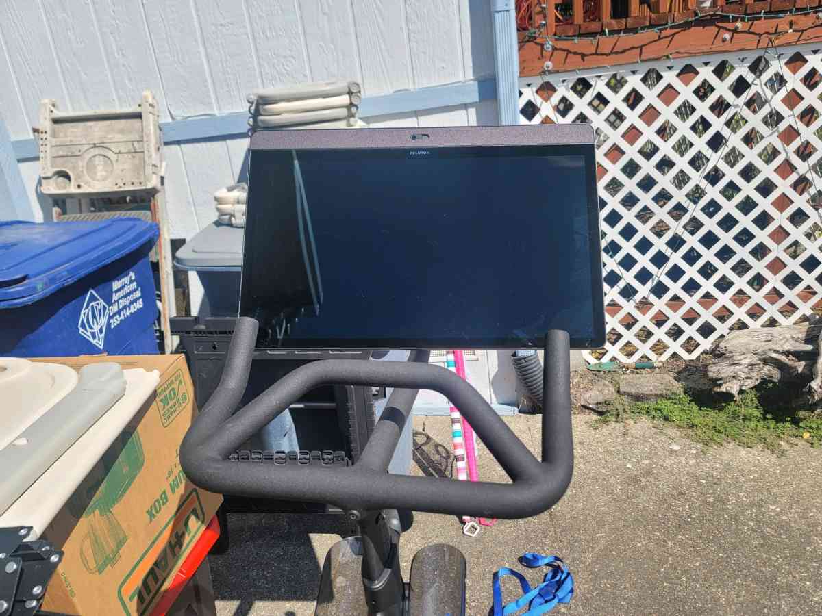 peloton stationary bike - Sumner, Washington - FleaMarketBay