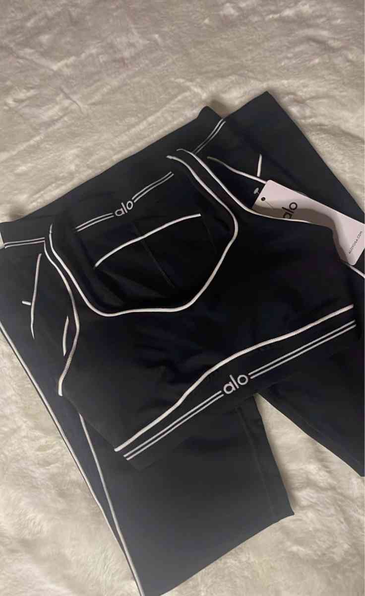 Color Crush Alo Yoga Set - Afton, Tennessee - FleaMarketBay