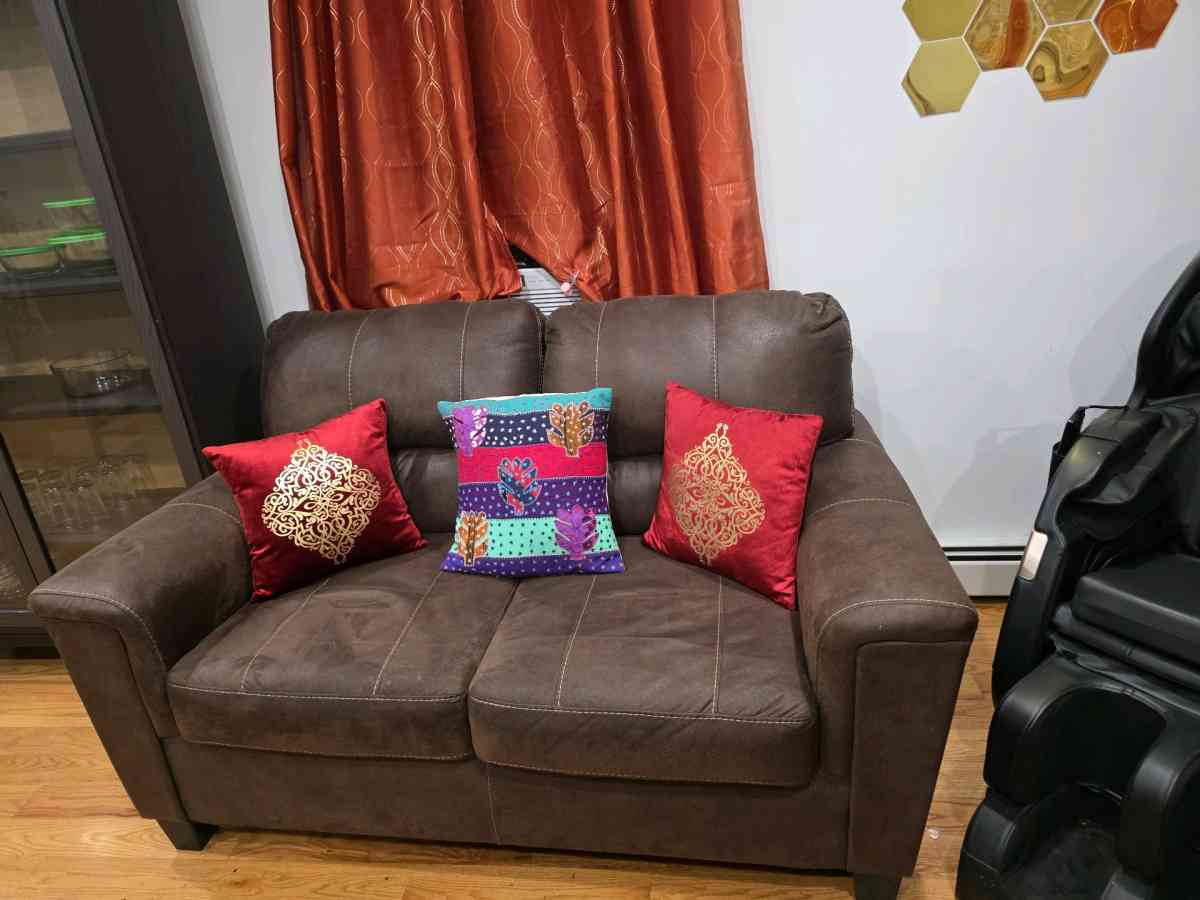 Ashley brown LOVE SEAT - Jamaica, New York