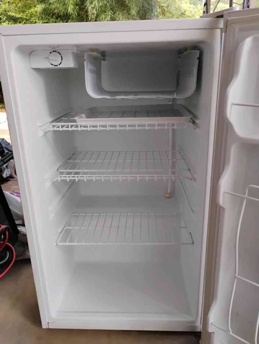 keystone due mini fridge - Bessemer City, North Carolina - FleaMarketBay