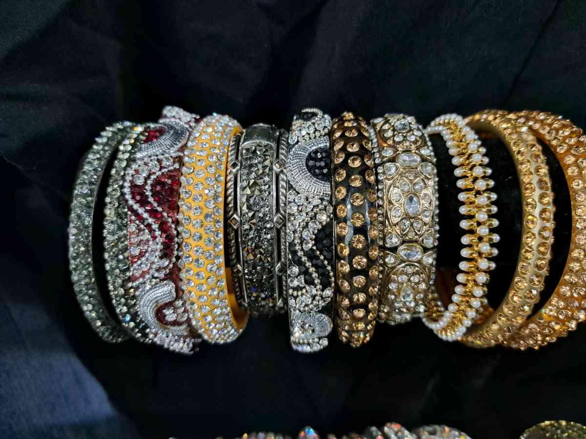 costume Jewelry Bracelets - Las Vegas, Nevada - FleaMarketBay