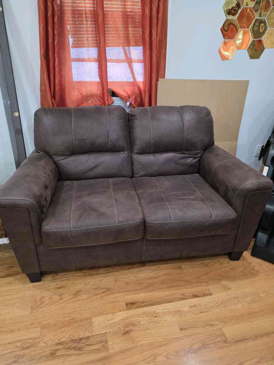 Ashley brown LOVE SEAT - Jamaica, New York - FleaMarketBay