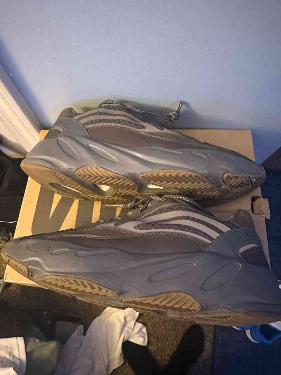 yeezy 700v2 size 10 - Goodlettsville, Tennessee - FleaMarketBay