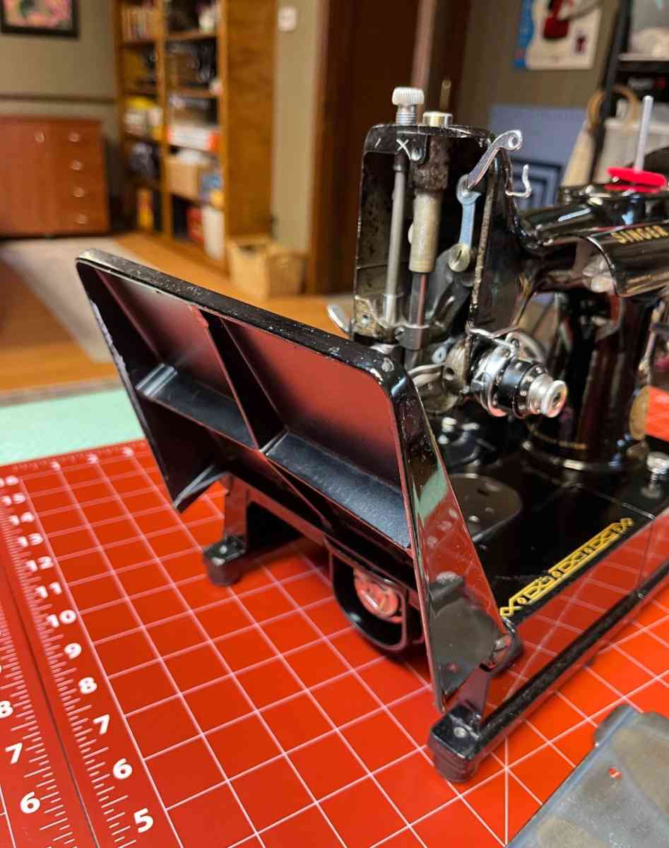 Singer 222k featherweight sewing machine - New York, New York - FleaMarketBay