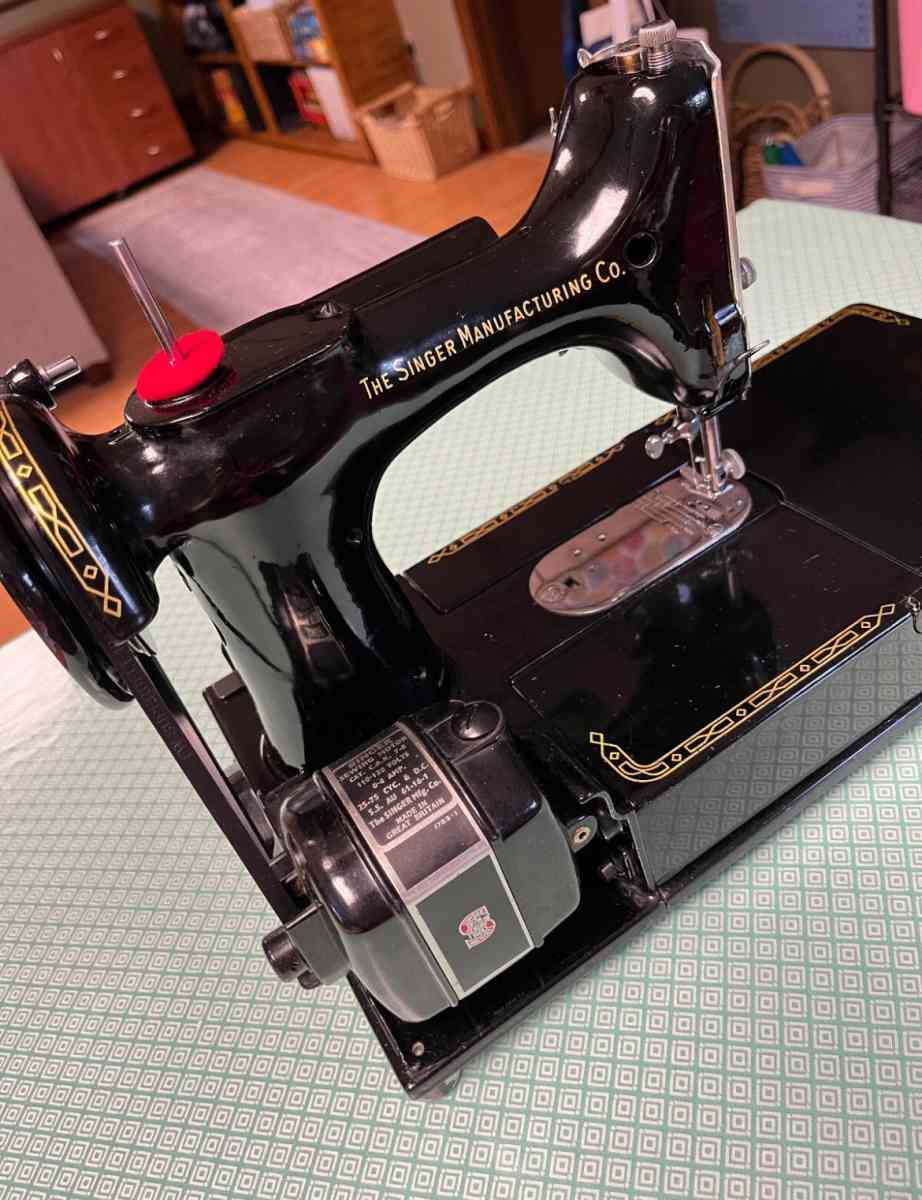 Singer 222k featherweight sewing machine - New York, New York - FleaMarketBay