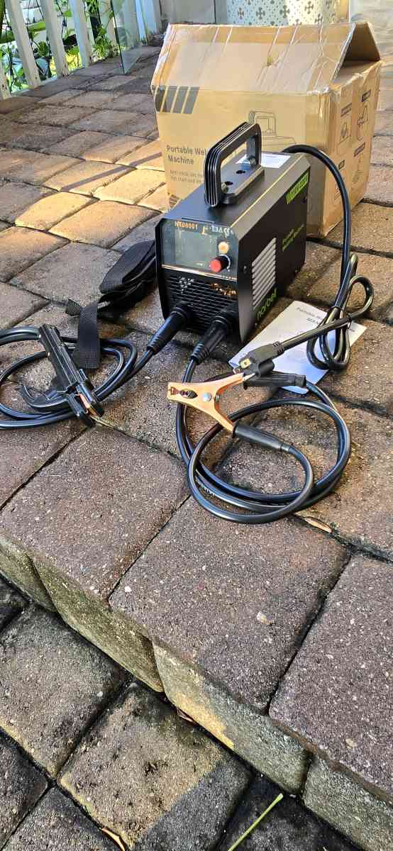 Welding machine 110v 220v - Altamonte Springs, Florida - FleaMarketBay