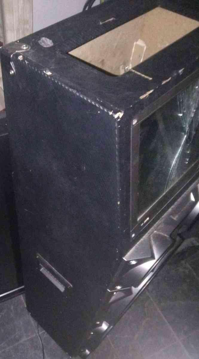 blue tooth speaker slit crack in the screen but still works - Las Vegas, Nevada - FleaMarketBay