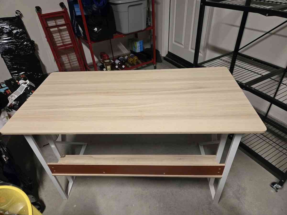 Modern Wood  Metal Desk  Perfect for Dorm or Home Office - Victorville, California - FleaMarketBay