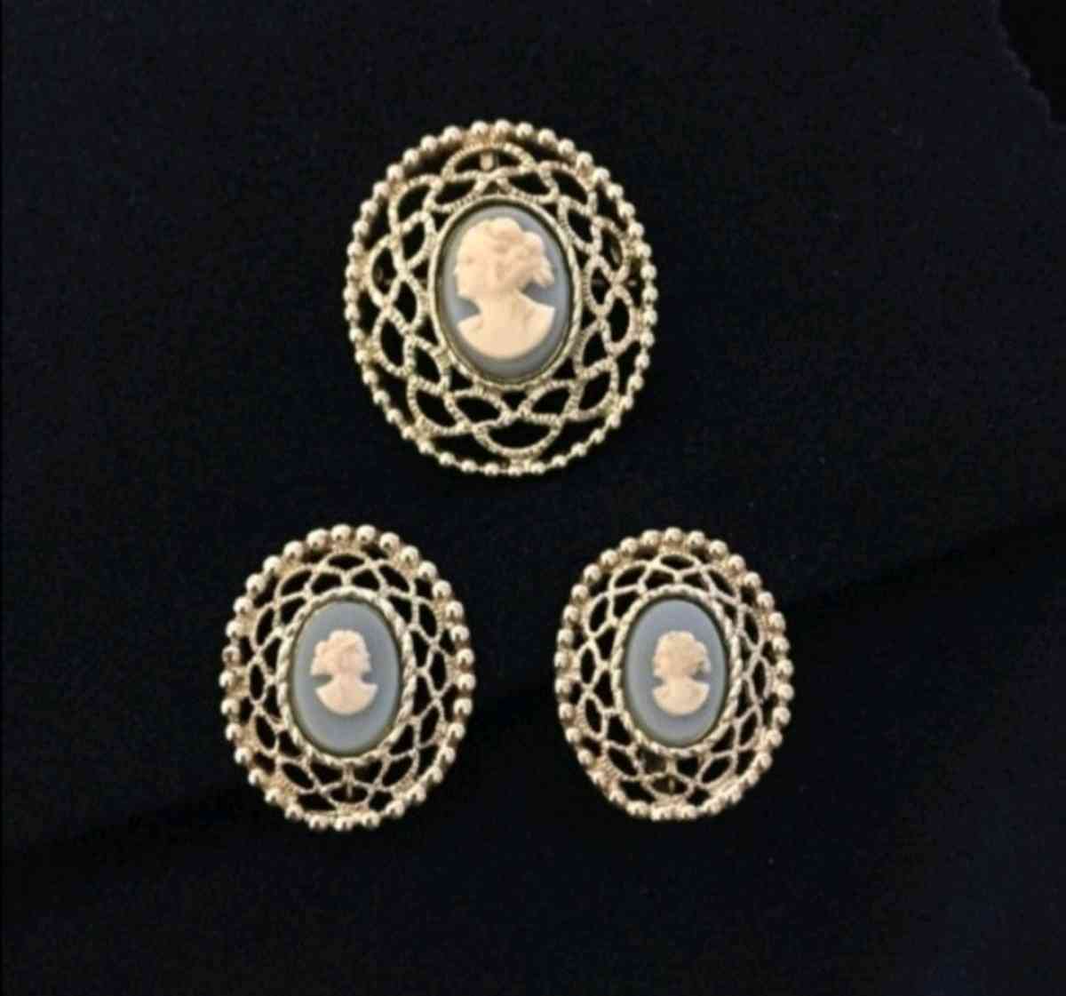 SARAH COVENTRY 3 PIECE JEWELRY SET VINTAGE - Elysburg, Pennsylvania