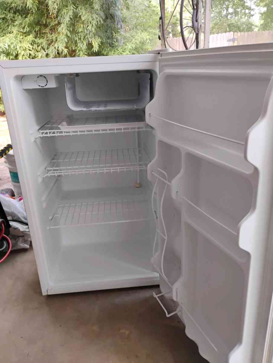keystone due mini fridge - Bessemer City, North Carolina - FleaMarketBay