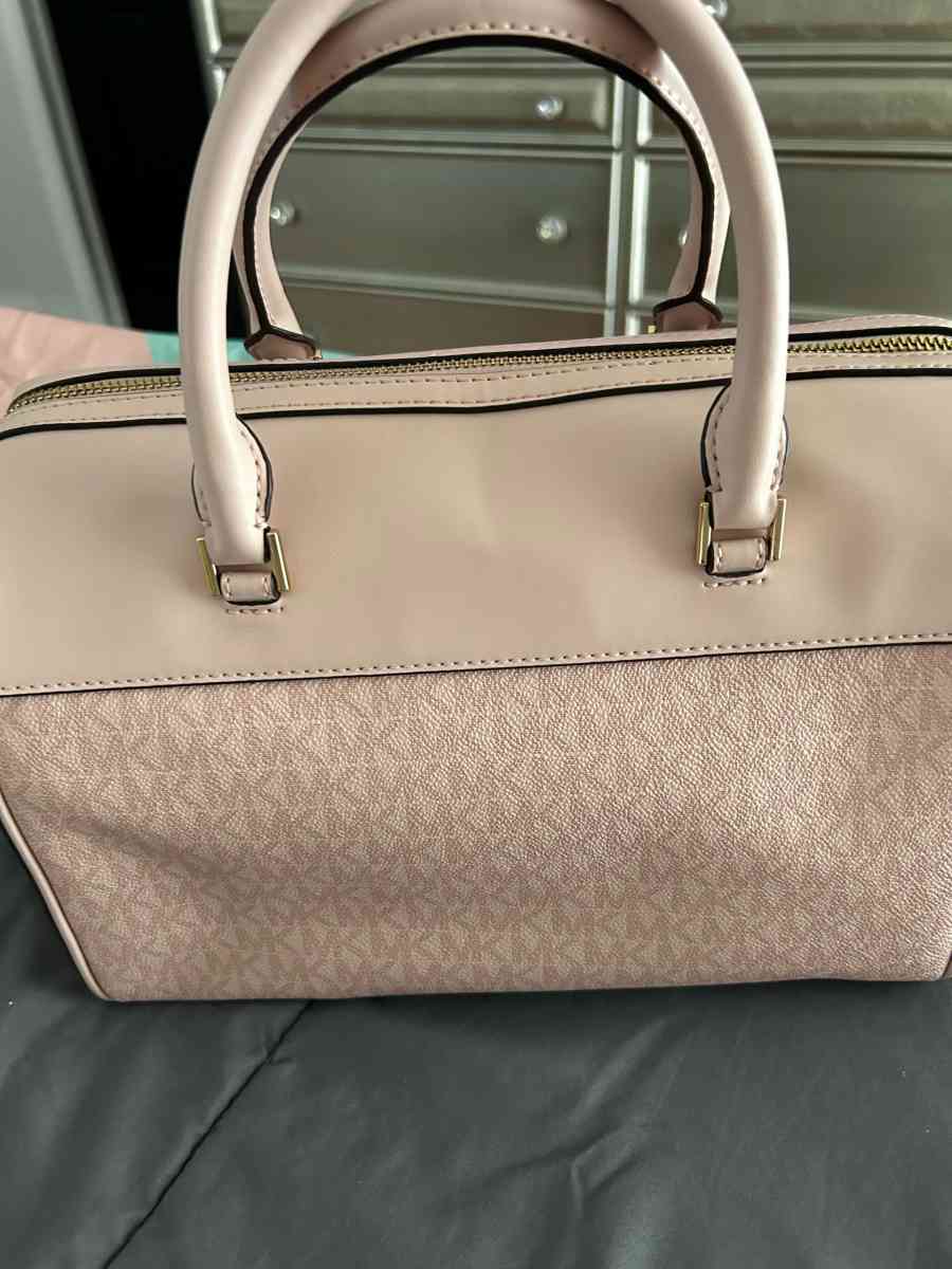 NEW MICHAEL KORS TRAVEL BAG  FOR SALE - Miami, Florida - FleaMarketBay