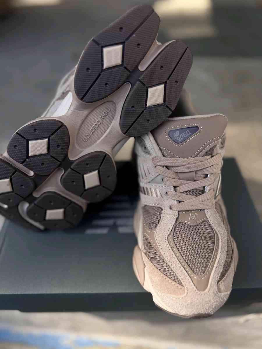 women New blance - Los Angeles, California - FleaMarketBay