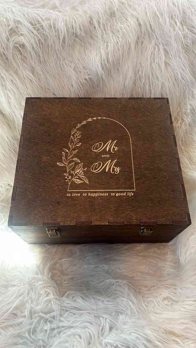 Set of custom Mr and Mrs wine glasses and a wine flute all e - North Las Vegas, Nevada