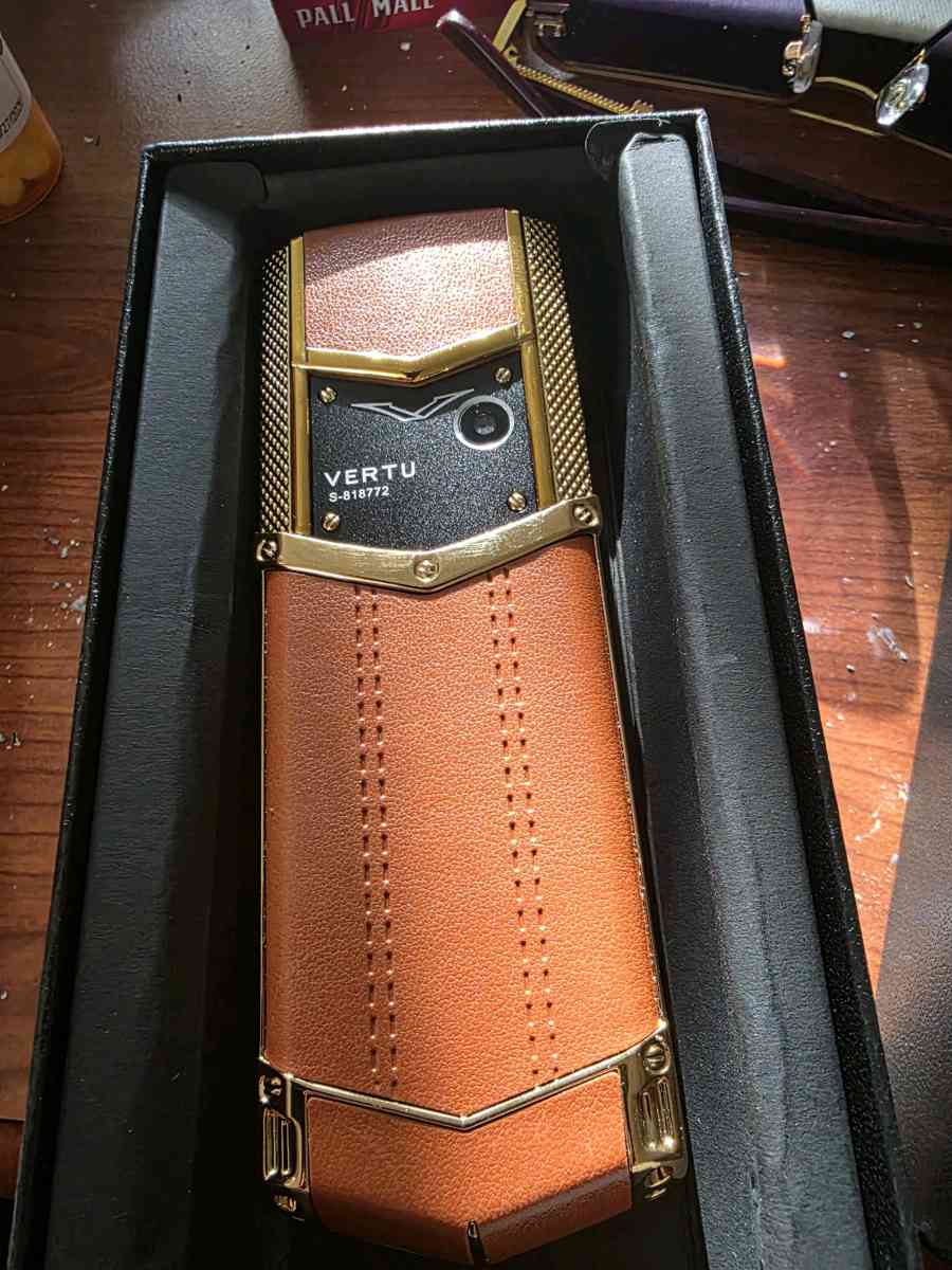 luxury phone brand in Vit Nam - Falls Church, Virginia