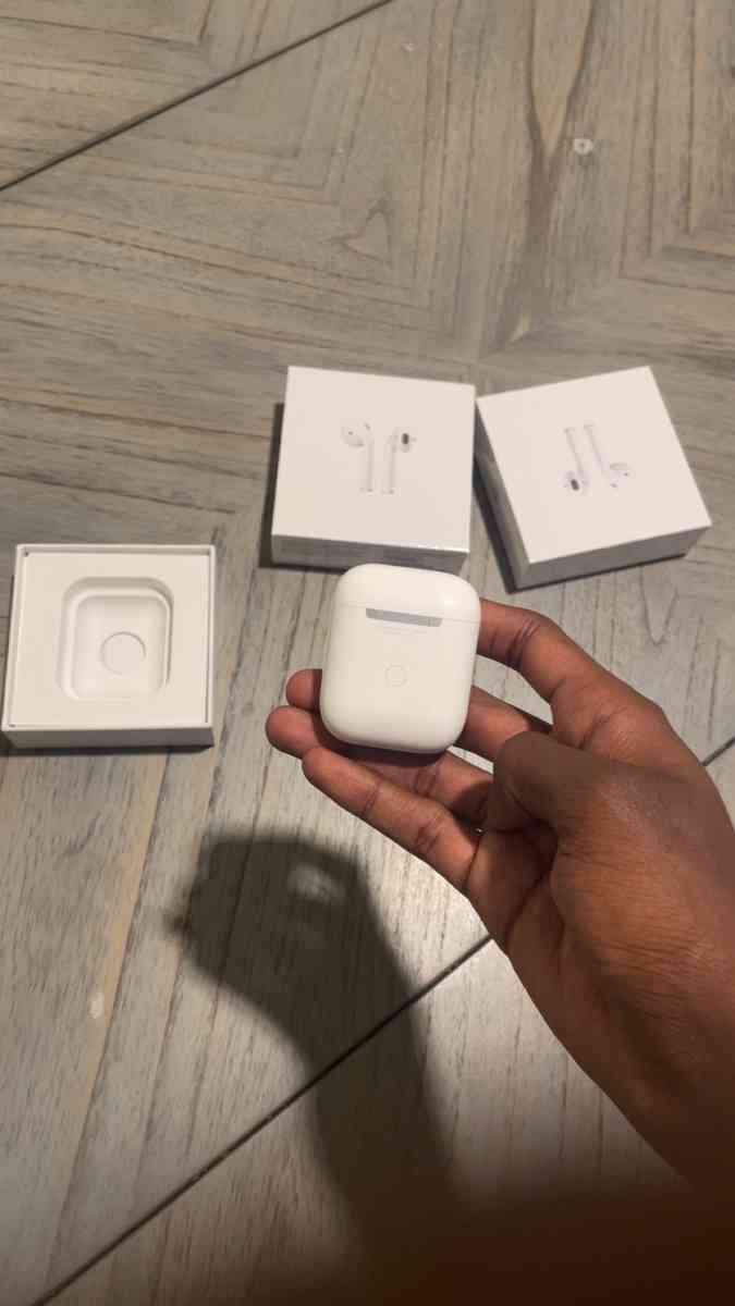 APPLE AIRPODS 2ND GENERATION - Avondale, Arizona - FleaMarketBay