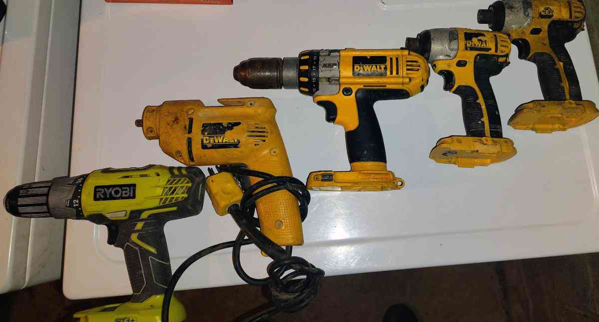 set of 5 drills dewalt and Ryobi - Philadelphia, Pennsylvania