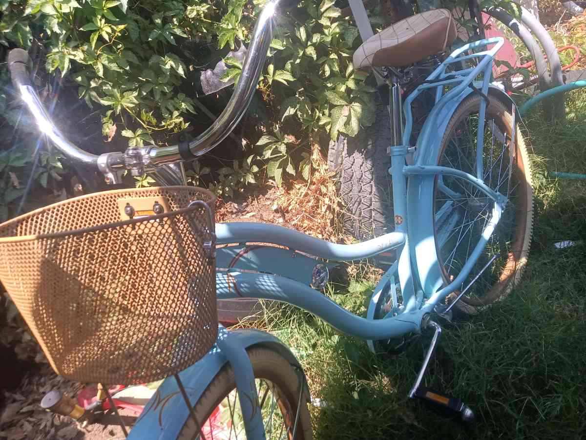 Huffy Nel Lusso Beach Cruiser 26 inch with basket and shelf - Fresno, California - FleaMarketBay