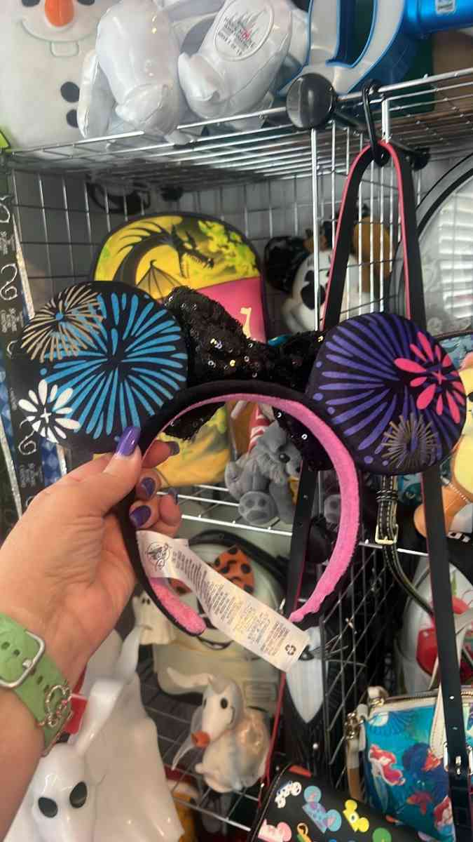 Minnie Mouse Main Attraction Nighttime Fireworks Castle Loun - Las Vegas, Nevada - FleaMarketBay