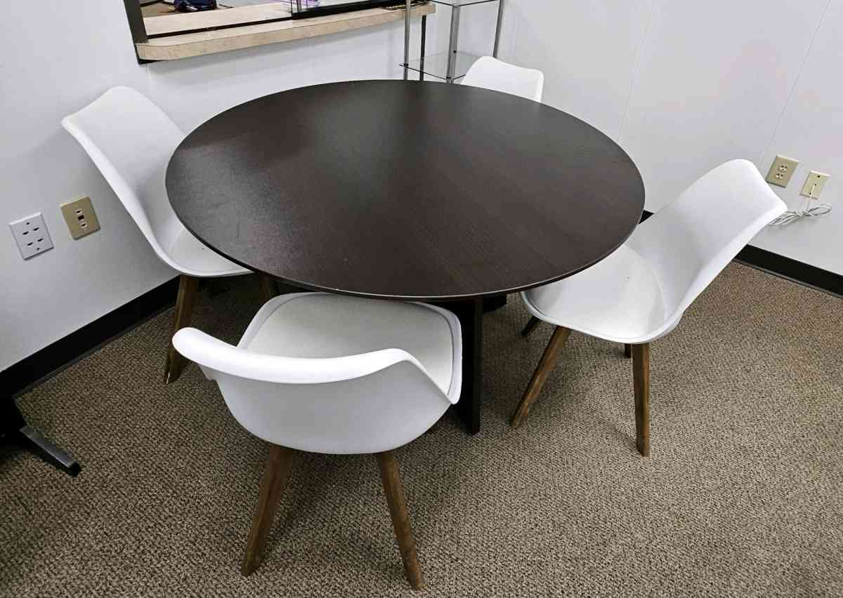 Table - Raleigh, North Carolina - FleaMarketBay