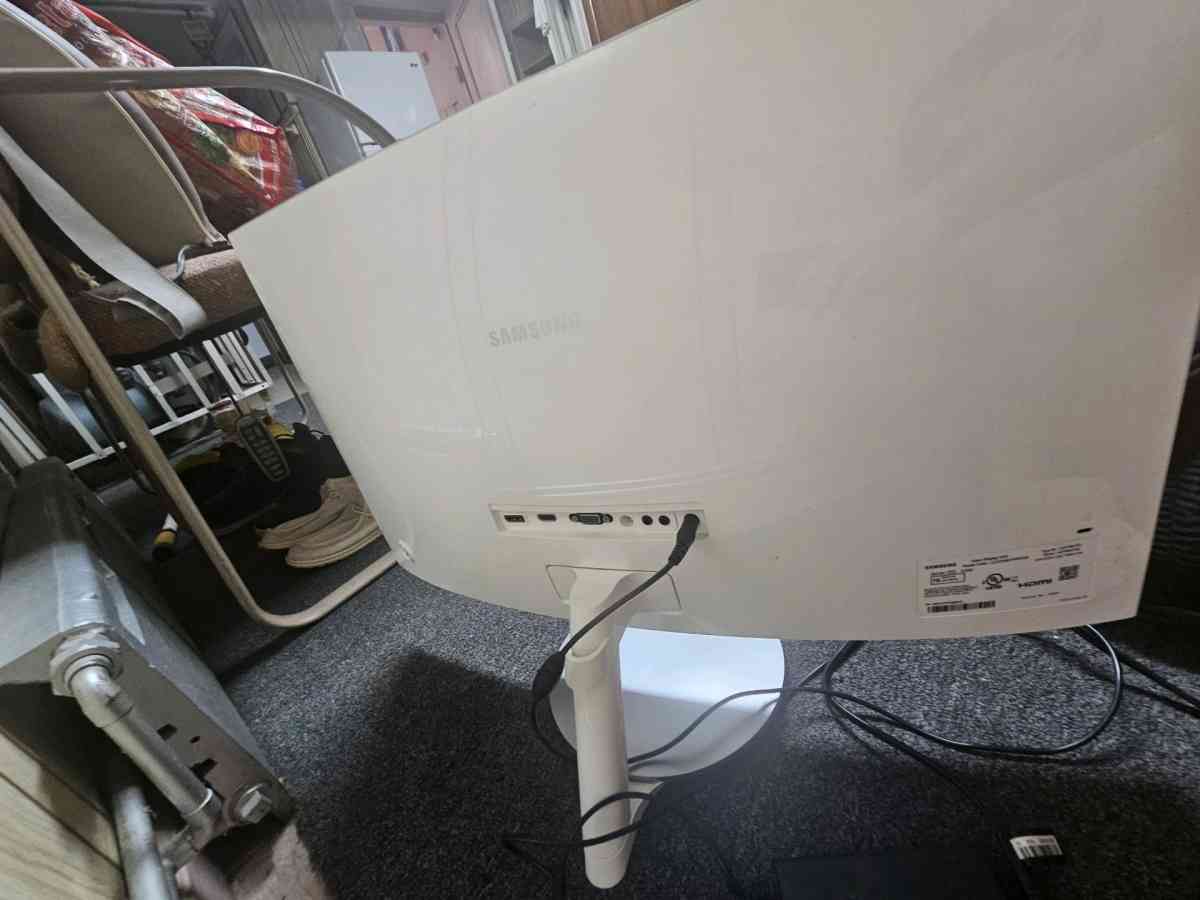 Curved monitor - Brooklyn, New York - FleaMarketBay