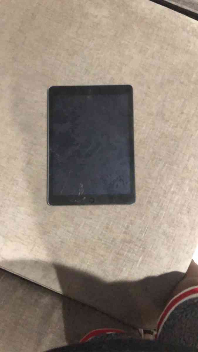 iPad has a crack on the screen but when you turn on No line - Saddle Brook, New Jersey