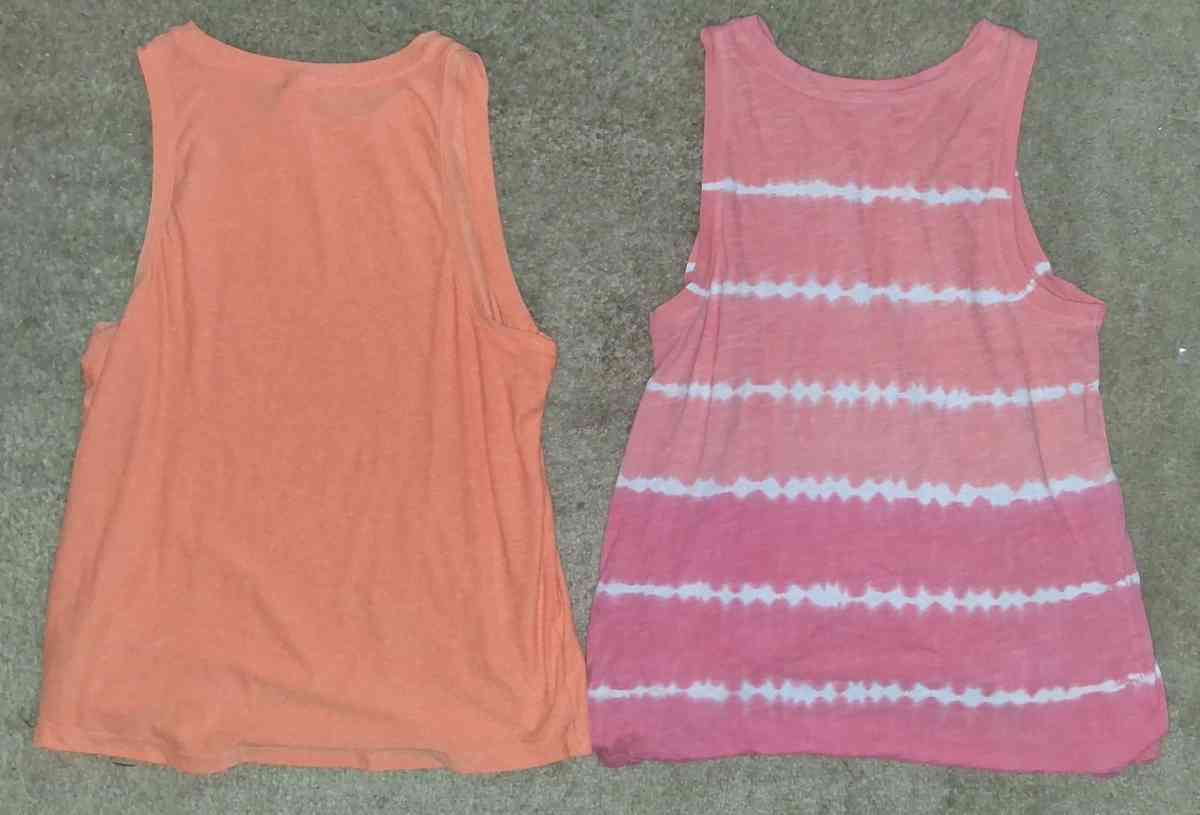 bundle Of 2 Womens tank tops size small - Elysburg, Pennsylvania - FleaMarketBay