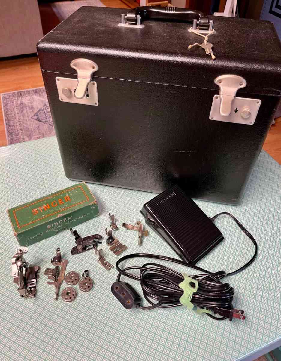 Singer 222k featherweight sewing machine - New York, New York - FleaMarketBay