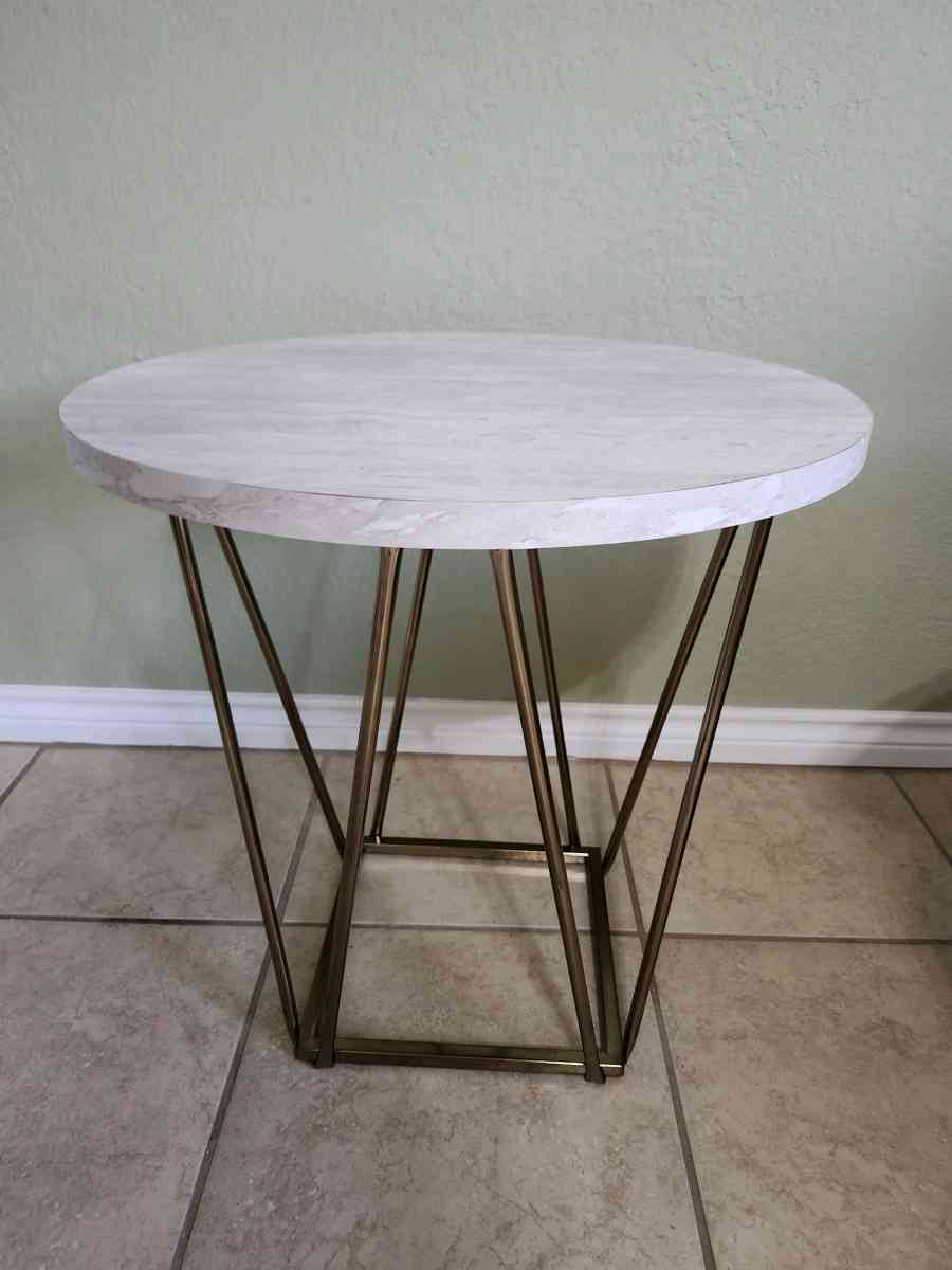 Dinning Room Table - Denton, Texas - FleaMarketBay