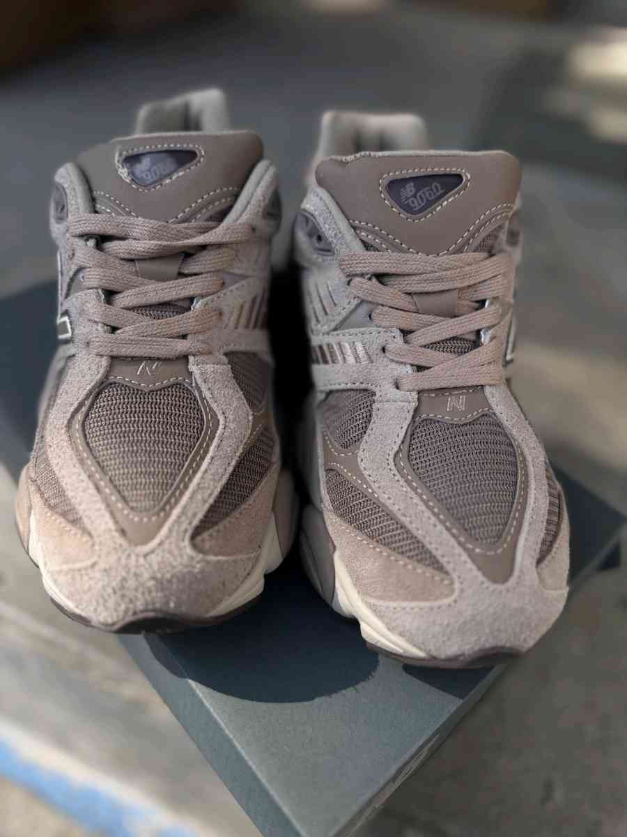 women New blance - Los Angeles, California - FleaMarketBay