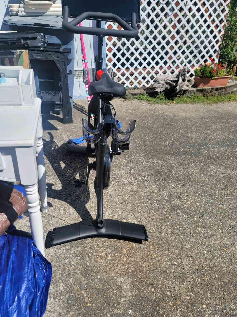 peloton stationary bike - Sumner, Washington - FleaMarketBay